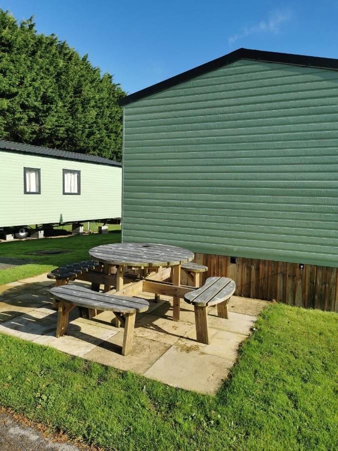 Woofles Luxury Caravan At Knaresborough Lido Exteriör bild